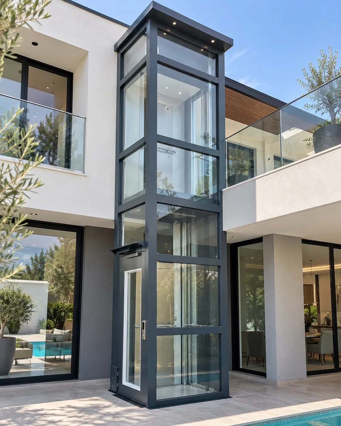 Homelift instalado junto a la piscina de una vivienda unifamiliar